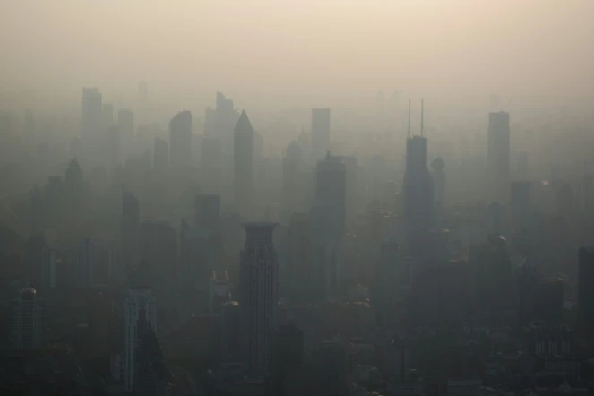 Les gratte-ciels de Shanghai au milieu du smog, le 28 mars 2016