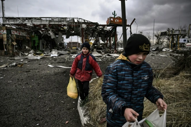 Un magasin d'alimentation sur un important carrefour réduit à des décombres, à Irpin (Ukraine) le 5 mars 2022 
