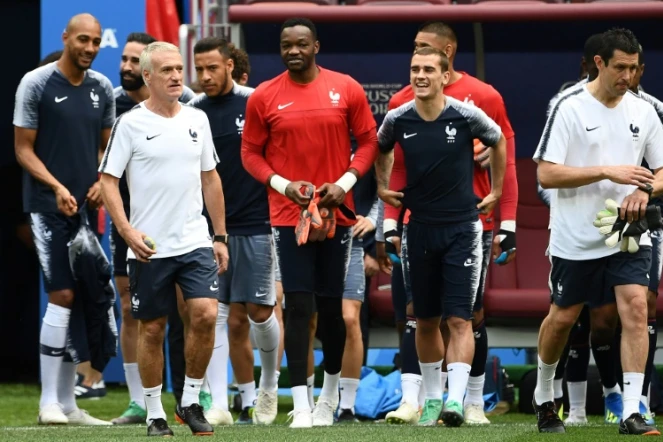 Le sélectionneur de l'équipe de France Didier Deschamps (g) dirige une séance d'entraînement au stade Loujniki, le 25 juin 2018 à Moscou