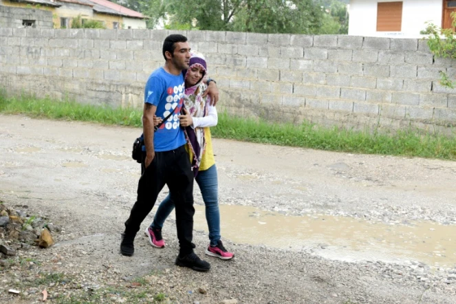 Asmar Alus, 28 ans, et son épouse Berivan Alus, 26 ans, deux réfugiés syriens, se rendent dans un centre pour migrants à Tirana, le 19 juin 2018 en Albanie