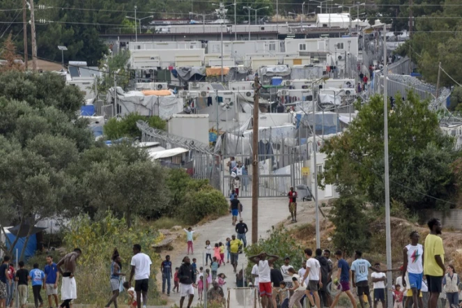 Des exilés près du camp de migrants de l'île grecque de Samos, à Vathy, le 18 juin 2019