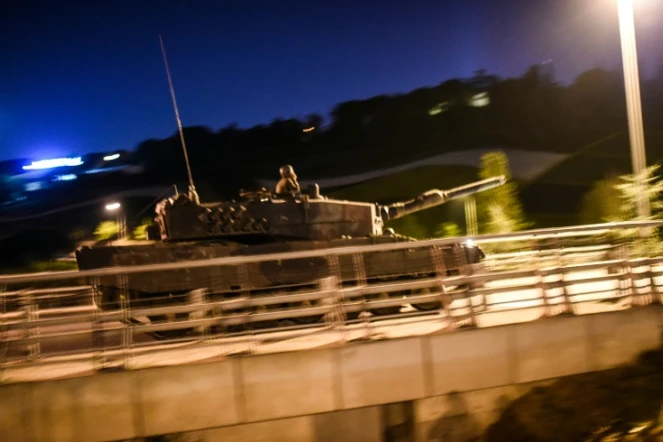 Un char de l'armée turque sur le pont du Bosphore à Istanbul, le 16 juillet 2016
