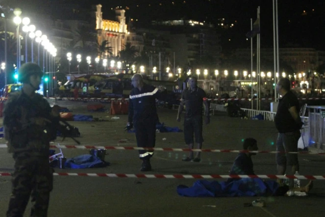 Policiers et pompiers sur le lieu de l'attentat le 15 juillet 2016 à Nice