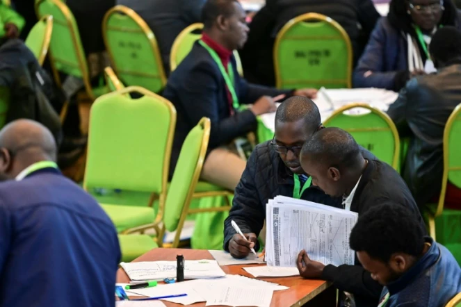 Des responsables de la commission électorale vérifient les résultats de l'élection présidentielle au Kenya, à Nairobi samedi 13 août 