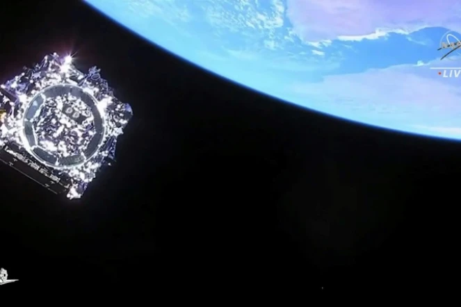 Image fournie par la Nasa, le 25 décembre 2021, du télescope spatial James Webb se séparant de la fusée Ariane 5 après le décollage du Centre spatial de Kourou, en Guyane