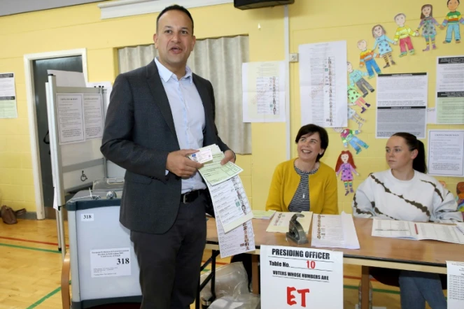 Le Premier ministre irlandais Leo Varadkar dans un bureau de vote lors des élections européennes, le 24 mai 2019 à Dublin
