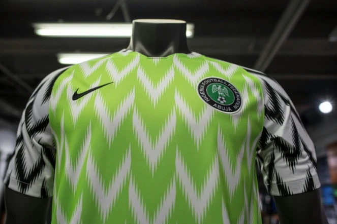 Le maillot des Super Eagles du Nigeria pour le Mondial-2018, photographié dans une boutique de Lagos le 4 juin 2018  