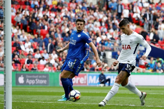 L'Argentin de Tottenham Erik Lamela (d) marque contre Leicester en Premier League, le 13 mai 2018 au stade de Wembley à Londres 
