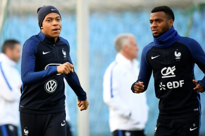 Les Français Kylian Mbappé (g) et Thomas Lemar lors d'un entraînement, le 24 mars 2017 à Luxembourg