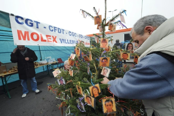 Des salariés de Molex manifestent le 23 décembre 2008, devant l'usine de Villemur-sur-Tarn (France)