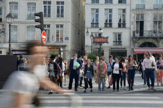 Des touristes sur la rue de Rivoli, dans le Marais, à Paris, le 12 juillet 2013