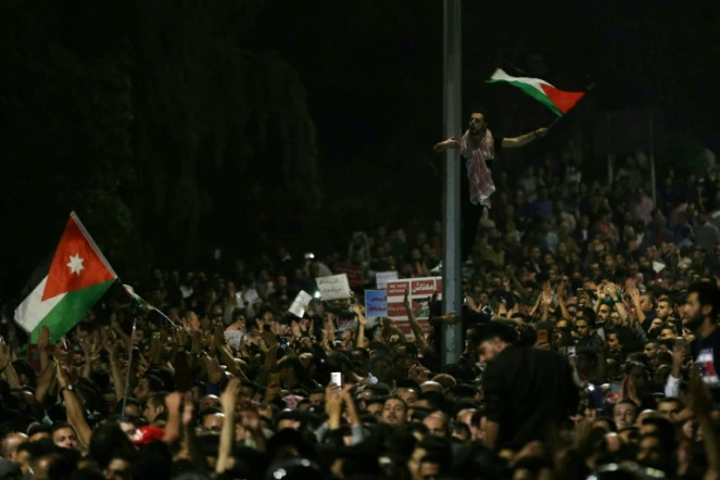 Des manifestants devant les bureaux du Premier ministre jordanien, le 3 juin au soir à Amman
