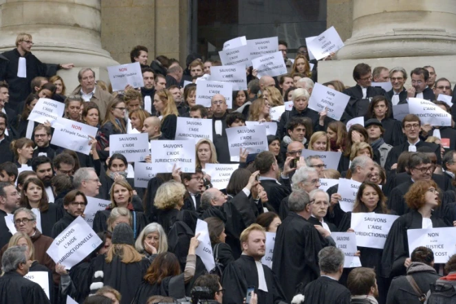 Des avocats manifestent le 16 octobre 2015 en face du Palais de justice de Paris contre la réforme de l'aide juridictionnelle