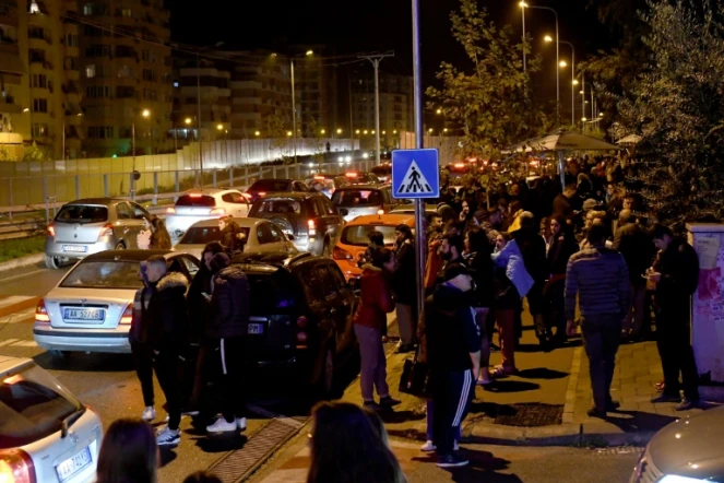 Des habitants dans la rue après un tremblement de terre de magnitude 6,4, le 26 novembre 2019 à Tirana, en Albanie