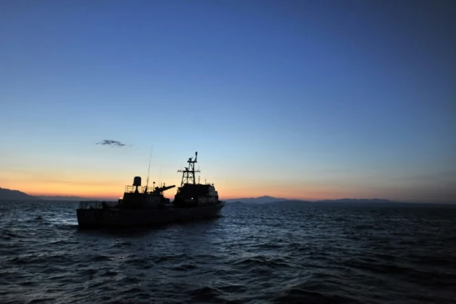 Des garde-côtes grecs patrouillent au large de l'île d'Agathonissi, dans le sud-est de la mer Égée en Grèce le 30 mai 2009