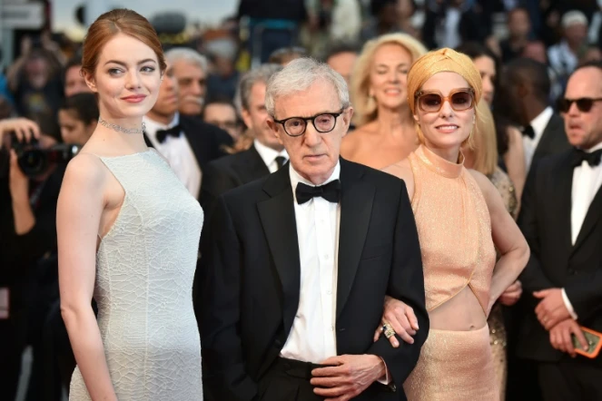 Le réalisateur américain Woody Allan (c) aux côtés des actrices Emma Stone (g) et Parker Posey à Cannes, le 15 mai 2015