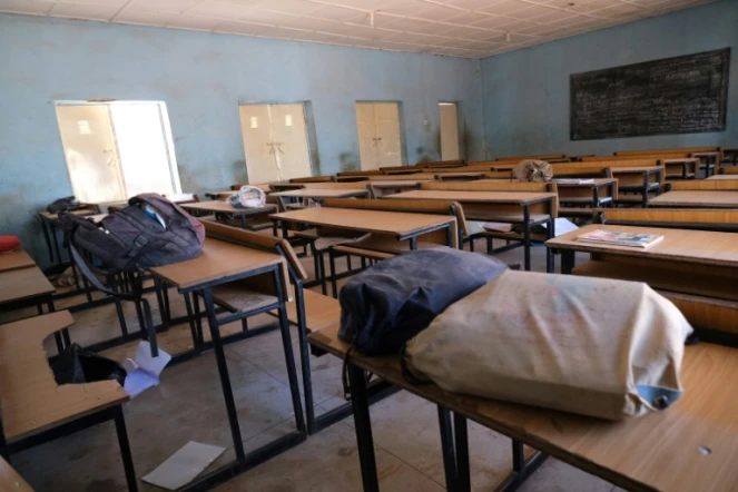 Une salle de classe désertée avec les affaires des lycéens enlevés  à Kankara, au Nigeria le 15 décembre 2020  