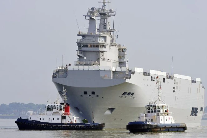 Un navire de guerre Mistral, le 16 mars 2015, dans le port de Saint-Nazaire