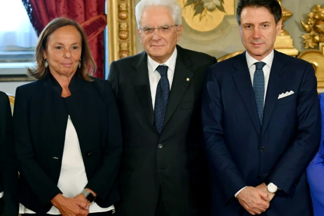 Le président italien Sergio Mattarella, entouré du Premier ministre Giuseppe Conte et de la ministre de l'Intérieur Luciana Lamorgese, lors de la cérémonie de prestation de serment à Rome le 5 septembre 2019