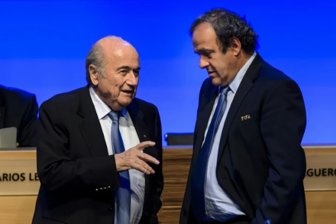 Joseph Blatter, alors président de la Fifa, parle à Michel Platini, alors patron de l'UEFA, lors du 64e Congrès de la Fifa le 11 juin 2014 à Sao Paulo
