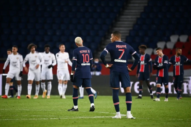 Les attaquants du PSG, le Brésilien Neymar et le Français Kylian Mbappé, après l'égalisation de Bordeaux, lors de leur match de Ligue 1, le 28 novembre 2020 au Parc des Princes à Paris