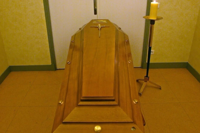 Le confinement mis en place en France n'épargne pas les obsèques: les funérailles dans la plus stricte intimité sont désormais appliquées à la lettre, perturbant l?indispensable travail de deuil