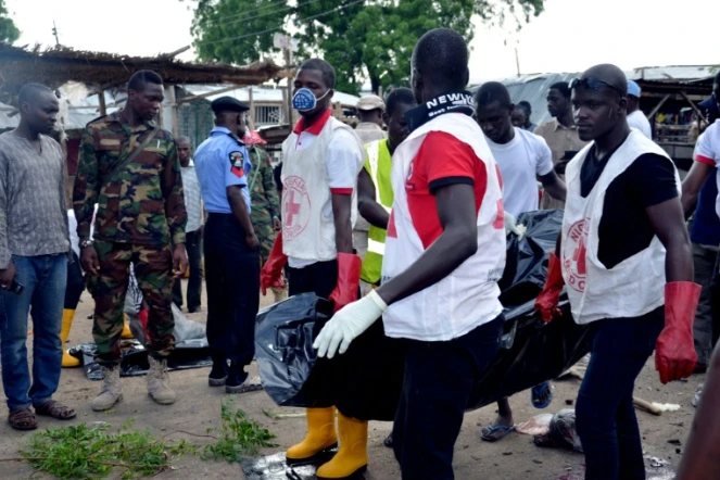 Des personnels de la Croix-Rouge nigériane transportent le corps d'une victime tuée dans une explosion à Maiduguri, le 31 juillet 2015