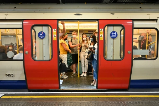 Des passagers portent le masque dans le métro londonien le 14 juillet 2021