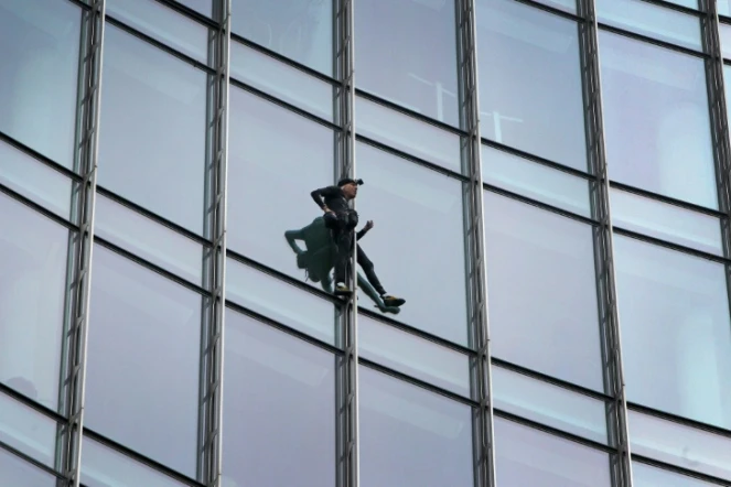 Le grimpeur urbain français Alain Robert, surnommé le "Spiderman français", au cours de son escalade du Skyper, une tour de 42 étages à Francfort, en Allemagne, le 28 septembre 2019