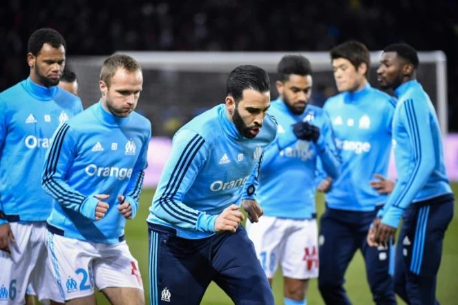 Le défenseur de Marseille, Adil Rami (c), à l'échauffement avant un match de L1 face au PSG, au Parc des Princes, le 25 février 2018