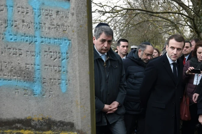 Emmanuel Macron visite le cimetière juif de Quatzenheim (Bas-Rhin) où près de 100 tombes ont été vandalisées, le 19 février 2019