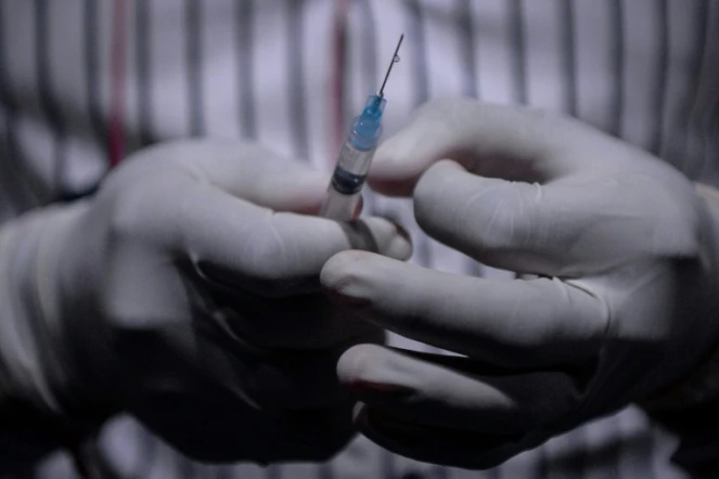 L'éventualité d'une troisième dose de vaccin pour toute la population fait l'objet de vifs débats