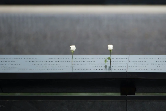  Des roses sur le monument en hommage aux victimes des attaques du 11 septembre 2001, le 11 septembre 2016 à New York