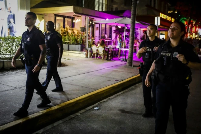 Des policiers en patrouille à Miami Beach pendant un couvre-feu imposé après des violences liées au "Spring break", le 24 mars 2022 en Floride