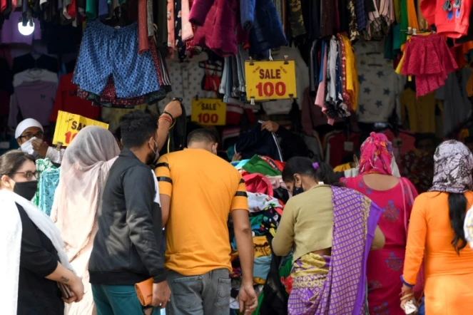 La foule se presse malgré la pandémie dans les allées d'un marché avant la grande fête hindoue de Diwali, à New Delhi le 12 novembre 2020