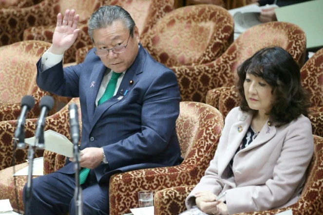 "Si un hacker vise ce ministre Sakurada, il ne pourra lui voler aucune information. Ça pourrait bien être la meilleure des sécurités", a ironisé un internaute à propos de Yoshitaka Sakurada, assis à gauche à côté d'une autre ministre, au Parlement japonais, le 14 novembre 2018 à Tokyo