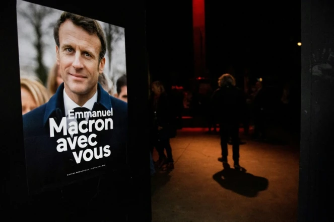 Affiche de campagne du président candidat Emmanuel Macron lors d'un meeting LREM au Dock des Suds à Marseille, le 12 mars 2022