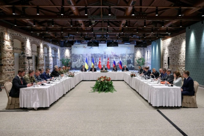 Photo publiée par le ministère turc des Affaires étrangères, le 16 mai 2025, montrant le ministre turc des Affaires étrangères, Hakan Fidan (c), la délégation russe (d) et la délégation ukrainienne (g) participant à une réunion pour les pourparlers de paix entre l'Ukraine et la Russie à Istanbul