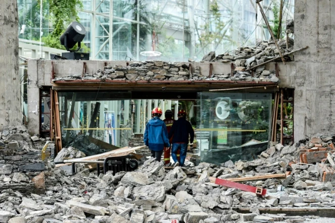 Des secouristes dans un hôtel détruit à Jiuzhaigou, dans la province du Sichuan en Chine, le 10 août 2017, après un puissant séisme
