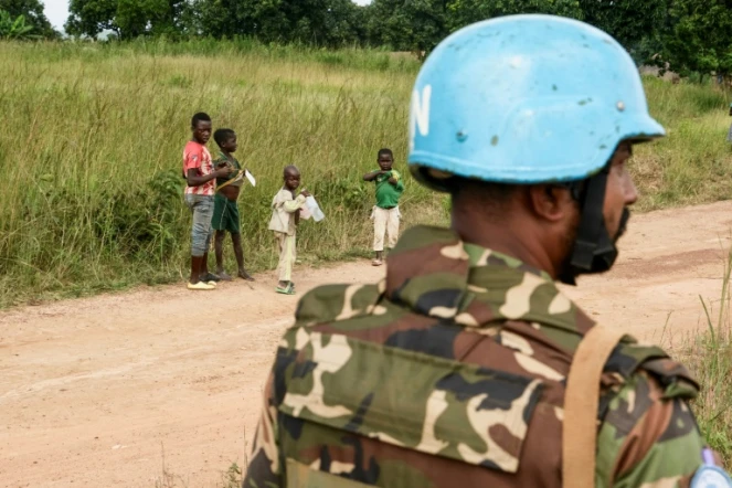 Un Casque bleu de la Minusca sur la route vers Koui, en Centrafrique, le 24 septembre 2020