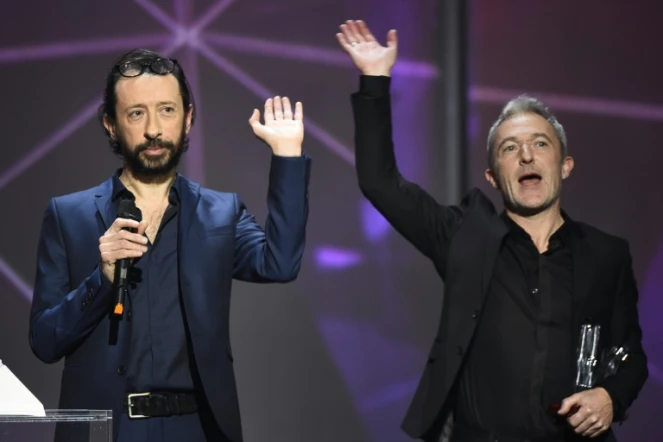 Jean-Philippe Nataf (g) et Jean-Christophe Urbain (d) des Innocents, le 12 février 2016 sont récompensés aux Victoires de la Musique, à Paris
