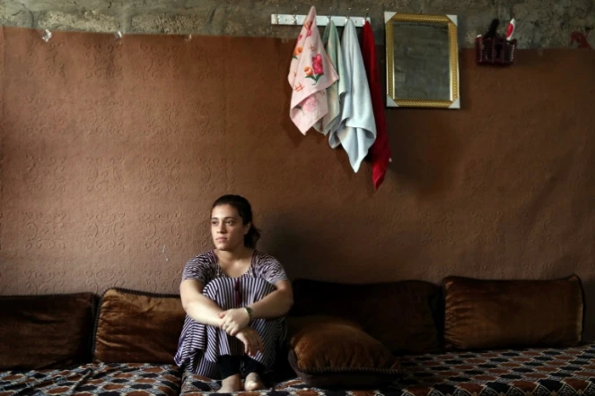 Jihane Qassem, une Yazidie de 18 ans, est assise dans un bâtiment abandonné à Baadre, une localité du nord de l'Irak, le 25 juin 2019
