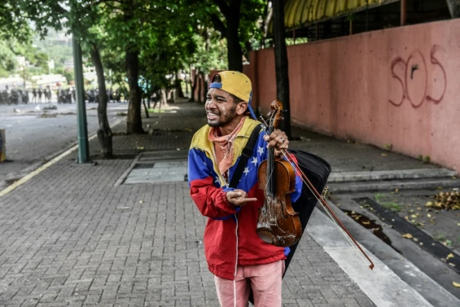 Le violoniste Wuilly Arteaga, devenu une icône des manifestations contre le président Nicolas Maduro, le 24 mai 2017 à Caracas