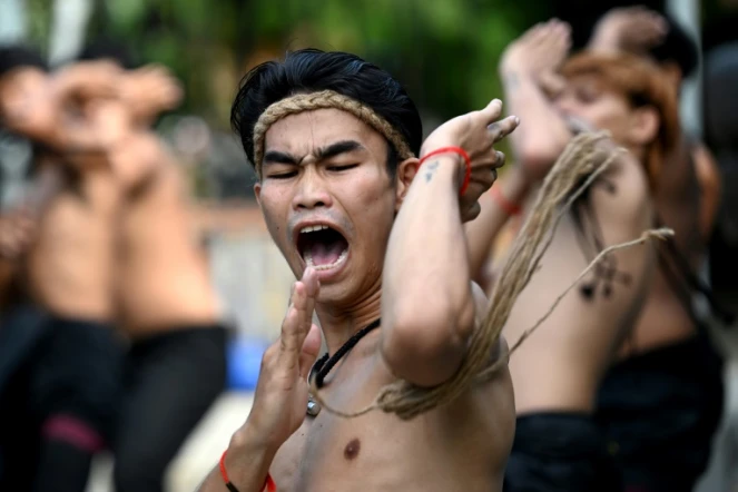 Des pratiquants du yutkromkhorm s'entrainent à Krong Areyksat, au Cambodge, le 25 mai 2024