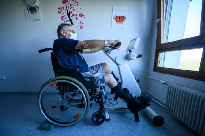 Un patient suit un programme de rééducation dans un centre de soins d'Illkirch-Graffenstaden après avoir été gravement atteint par le coronavirus,le 14 avril 2020
