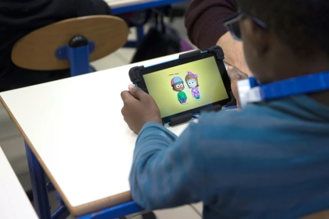 Un enfant teste une application d'apprentissage de la lecture Grapho-Learn à Marseille, le 8 janvier 2018
