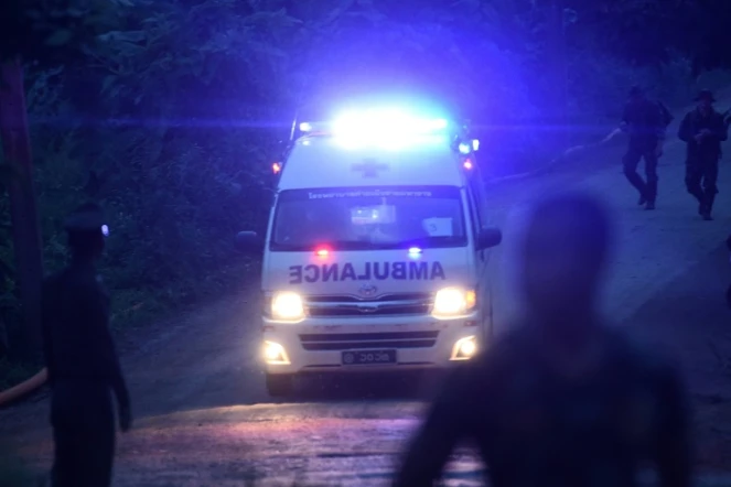 Une ambulance quitte le secteur de la grotte de Tham Luang, dans le nord de la Thaïlande, le 9 juillet 2018