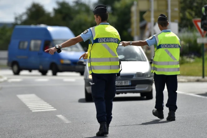 Les gendarmes contrôlent les conducteurs à l'entrée d'un festival à Crozon, dans l'ouest de la France, le 5 août 2016