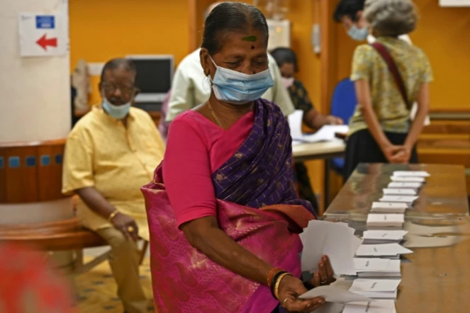 Une citoyenne française  se prépare à voter dimanche 10 avril 2022 à Pondichéry, au premier tour de l'élection présidentielle française