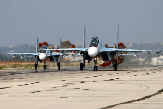 Des avions russes Sukhoï SU-24 atterrissent à la base aérienne de Hmeimim, dans la province de Lattaquié, le 3 octobre 2015 en Syrie